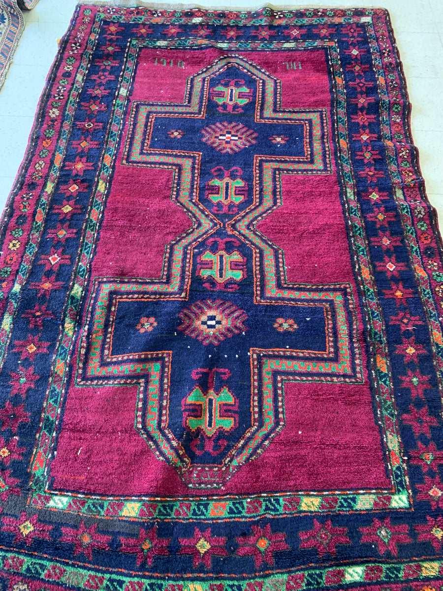 40 x 50 INCH SHIRVAN RUG IN EXCELLENT CONDITION